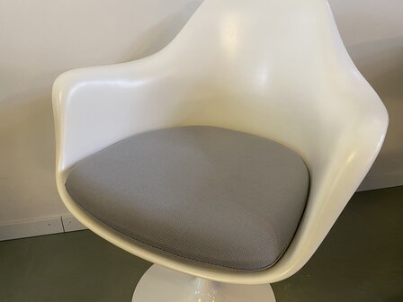 Vervangend kussen voor de Tulip armchair in de kleur licht grijs