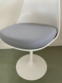 Vervangend kussen voor de Tulip chair zonder armleuning licht grijs