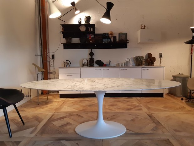 Duizeligheid willekeurig as Tulip tafel 235x121cm Statuario marmerr - Eigenwijs Design - Saarinen Tulip  specialist in ovale- en ronde eettafels
