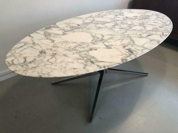 Ovale Design tafel met Statuario marmeren blad - Eigenwijs Design - Saarinen Tulip specialist in ovale- en ronde