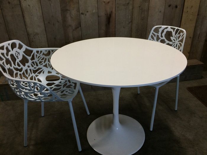 Ronde Saarinen Tulip tafel Eigenwijs Design